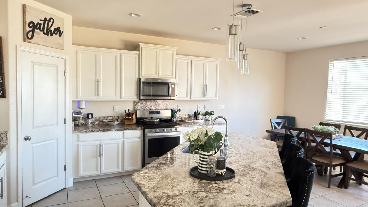 Detail Gallery Image 13 of 32 For 755 Alicante Dr, Hollister,  CA 95023 - 4 Beds | 3 Baths
