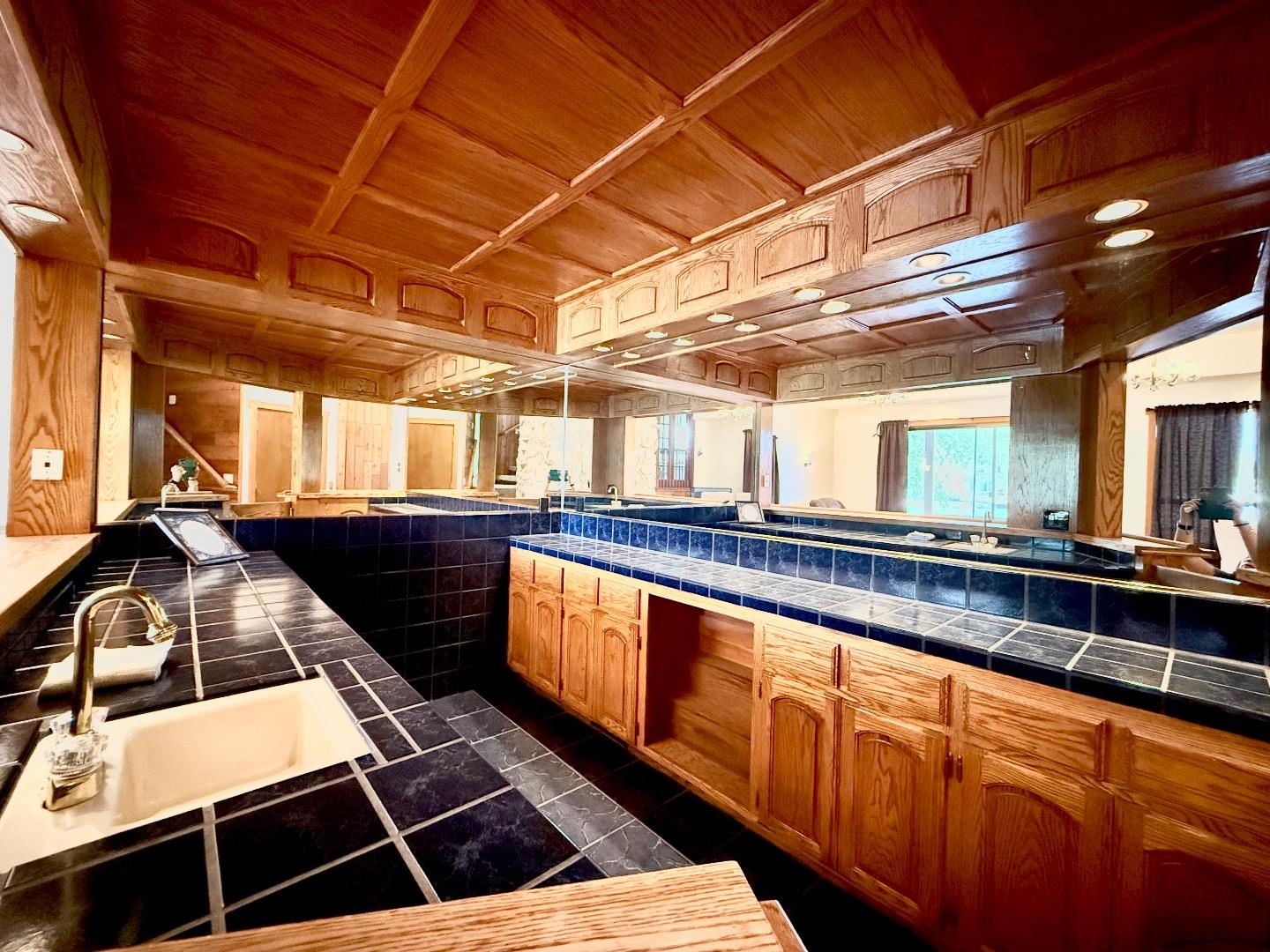 Detail Gallery Image 10 of 34 For 569 Lucerne Way, South Lake Tahoe,  CA 96150 - 4 Beds | 3 Baths
