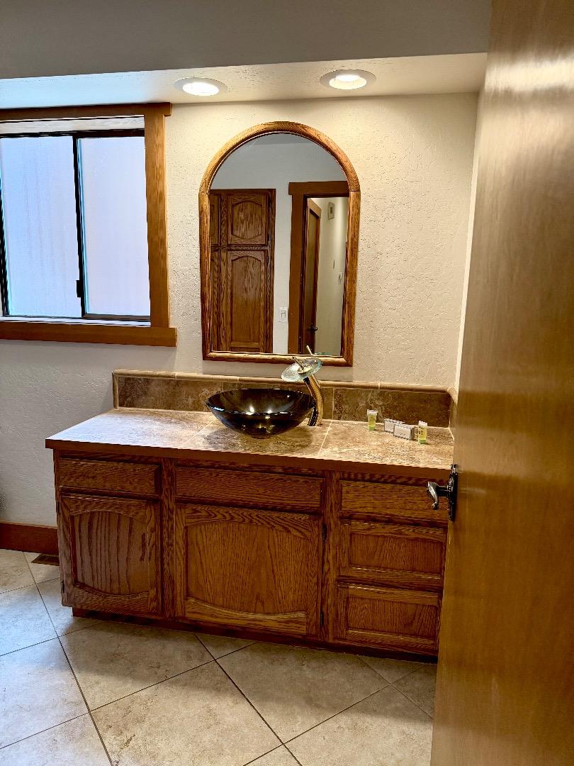 Detail Gallery Image 11 of 34 For 569 Lucerne Way, South Lake Tahoe,  CA 96150 - 4 Beds | 3 Baths