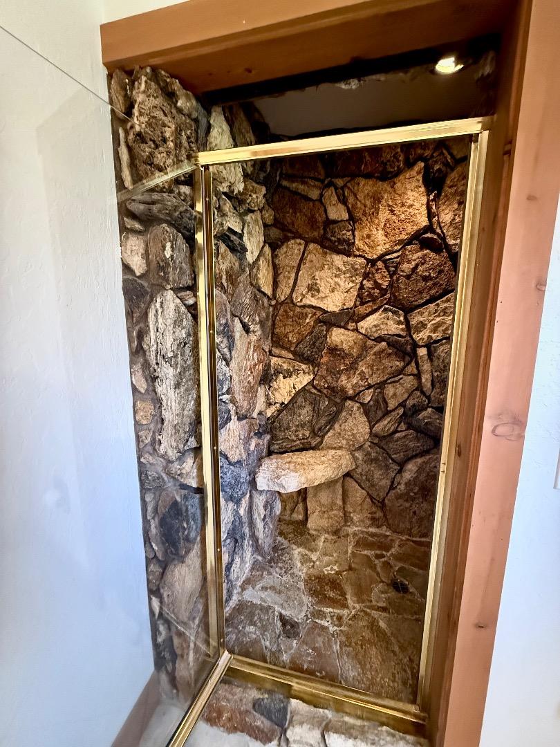 Detail Gallery Image 12 of 34 For 569 Lucerne Way, South Lake Tahoe,  CA 96150 - 4 Beds | 3 Baths