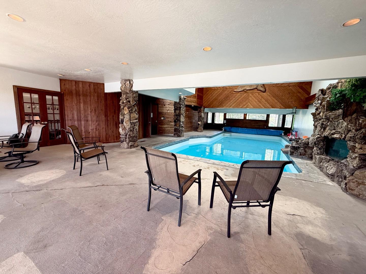 Detail Gallery Image 3 of 34 For 569 Lucerne Way, South Lake Tahoe,  CA 96150 - 4 Beds | 3 Baths