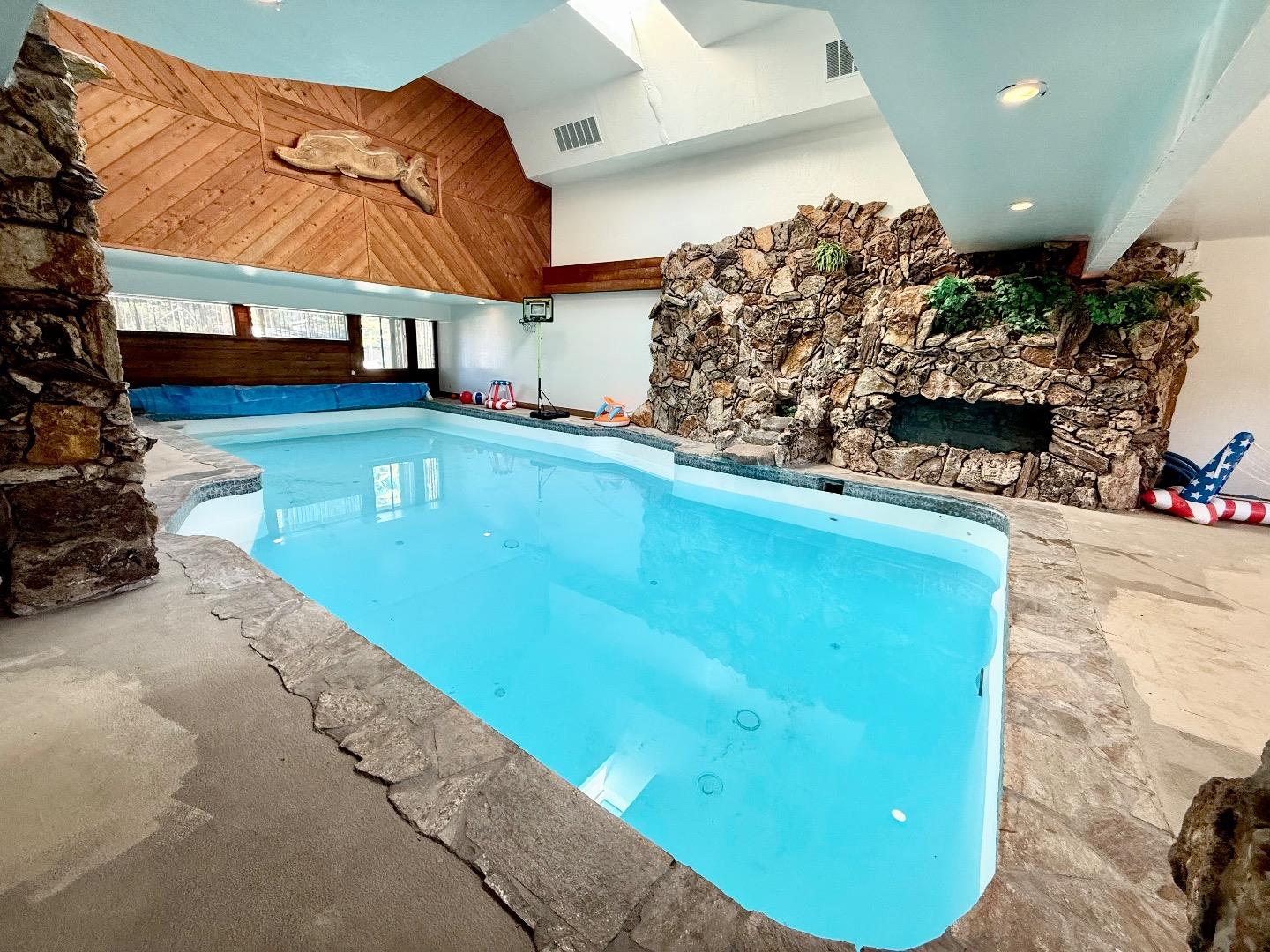 Detail Gallery Image 4 of 34 For 569 Lucerne Way, South Lake Tahoe,  CA 96150 - 4 Beds | 3 Baths