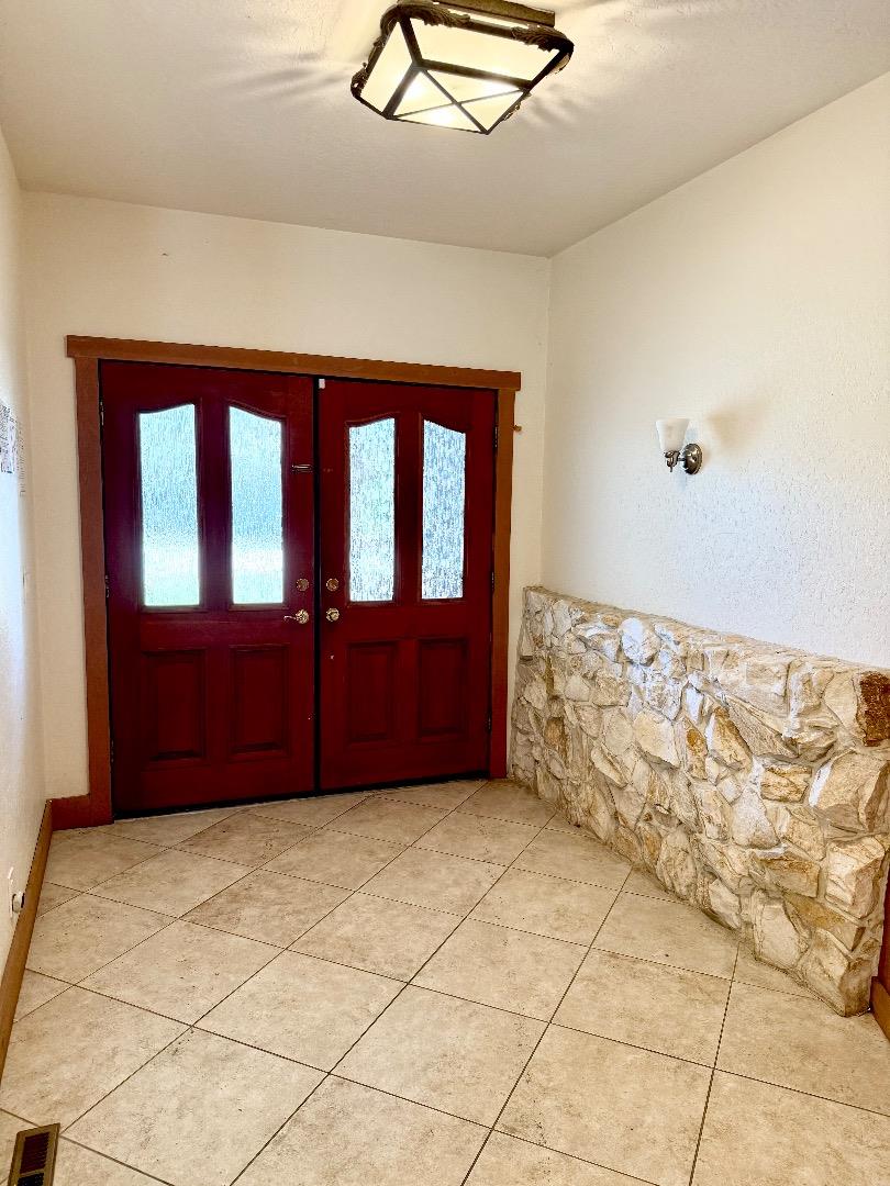 Detail Gallery Image 5 of 34 For 569 Lucerne Way, South Lake Tahoe,  CA 96150 - 4 Beds | 3 Baths