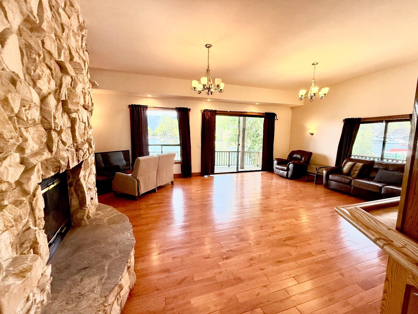 Detail Gallery Image 7 of 34 For 569 Lucerne Way, South Lake Tahoe,  CA 96150 - 4 Beds | 3 Baths