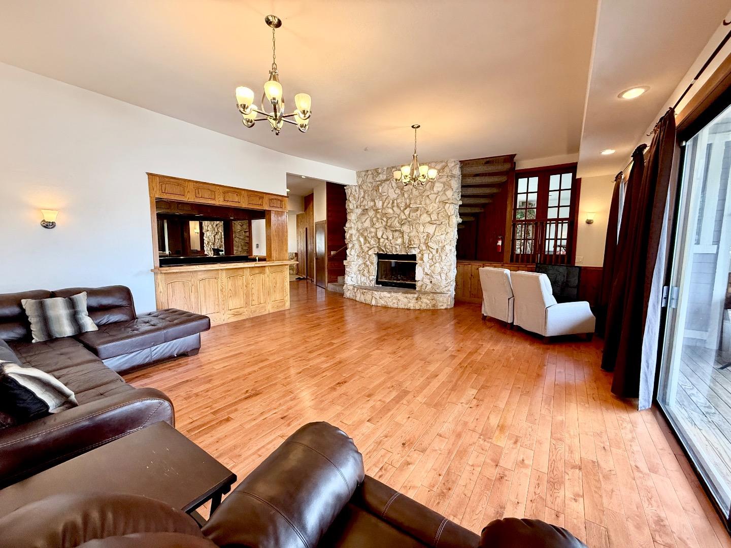 Detail Gallery Image 8 of 34 For 569 Lucerne Way, South Lake Tahoe,  CA 96150 - 4 Beds | 3 Baths