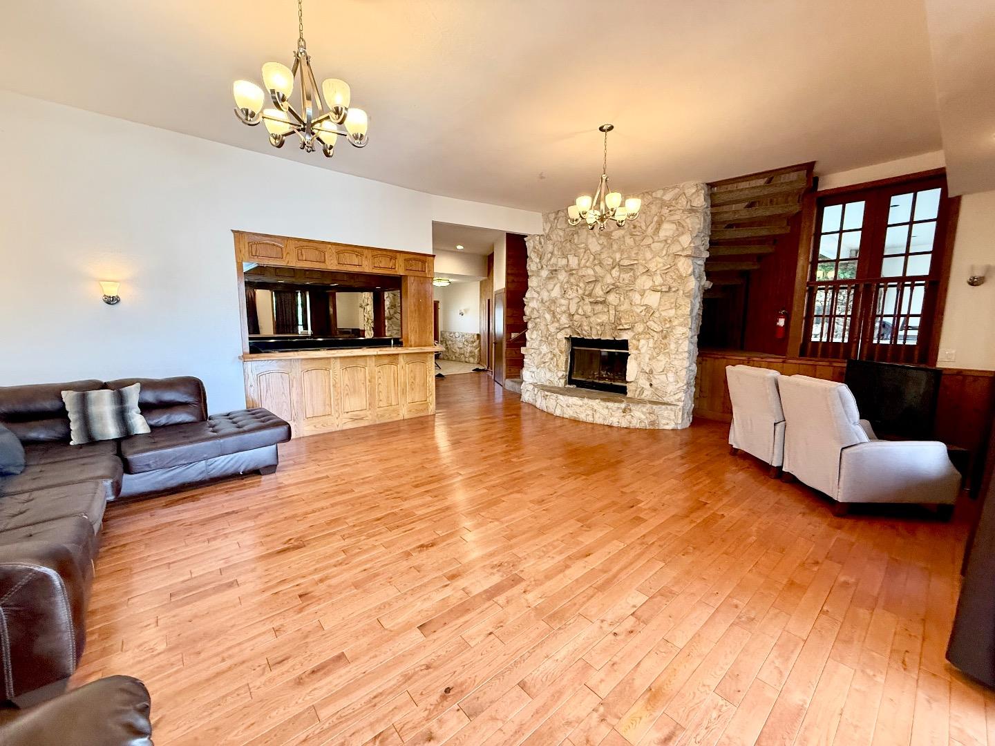 Detail Gallery Image 9 of 34 For 569 Lucerne Way, South Lake Tahoe,  CA 96150 - 4 Beds | 3 Baths