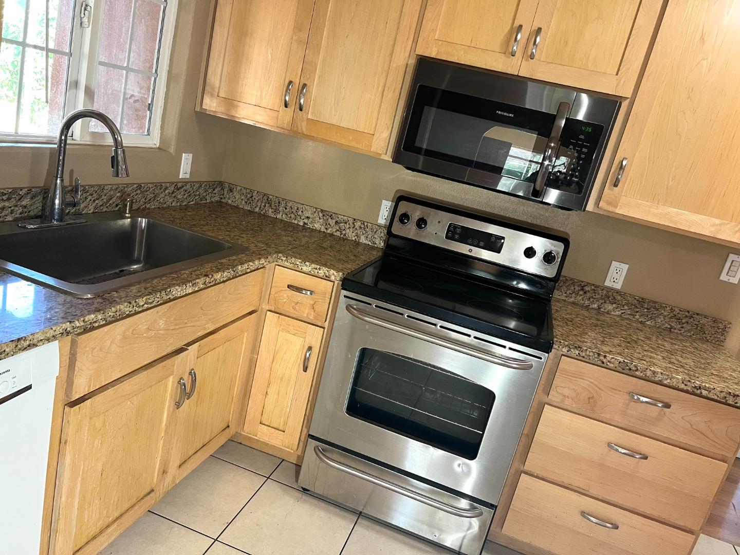 Detail Gallery Image 5 of 13 For 94 Sunset Ct, San Jose,  CA 95116 - 3 Beds | 2 Baths