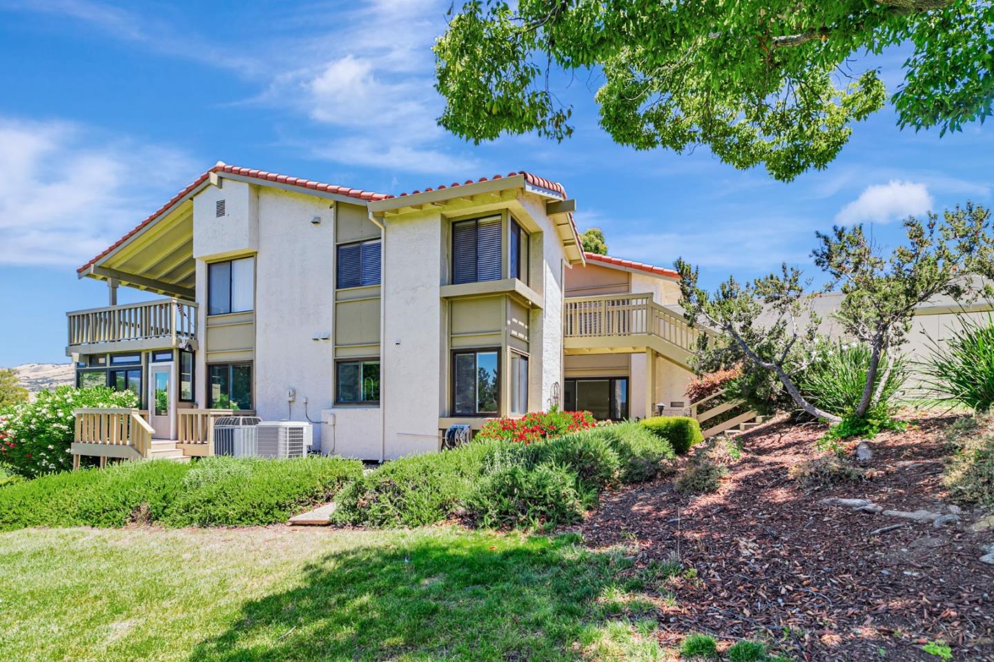 Detail Gallery Image 3 of 49 For 8377 Riesling Way, San Jose,  CA 95135 - 2 Beds | 2 Baths