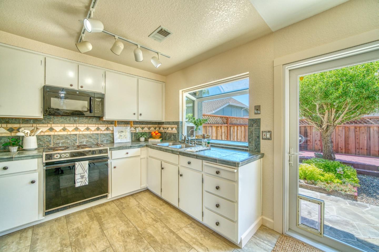 Detail Gallery Image 14 of 33 For 294 Barkentine Ct, Aptos,  CA 95003 - 2 Beds | 1 Baths