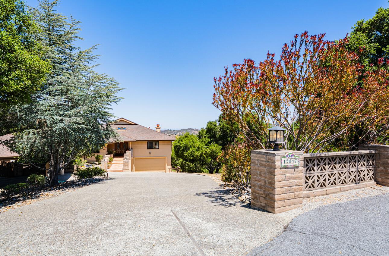Detail Gallery Image 11 of 81 For 15847 Pleasant Valley Ln, Salinas,  CA 93908 - 4 Beds | 3 Baths