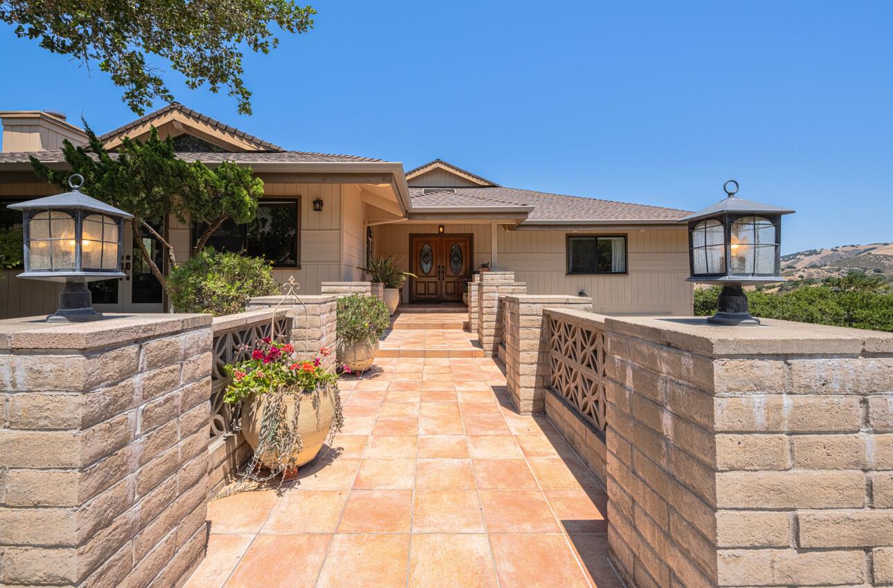 Detail Gallery Image 12 of 81 For 15847 Pleasant Valley Ln, Salinas,  CA 93908 - 4 Beds | 3 Baths