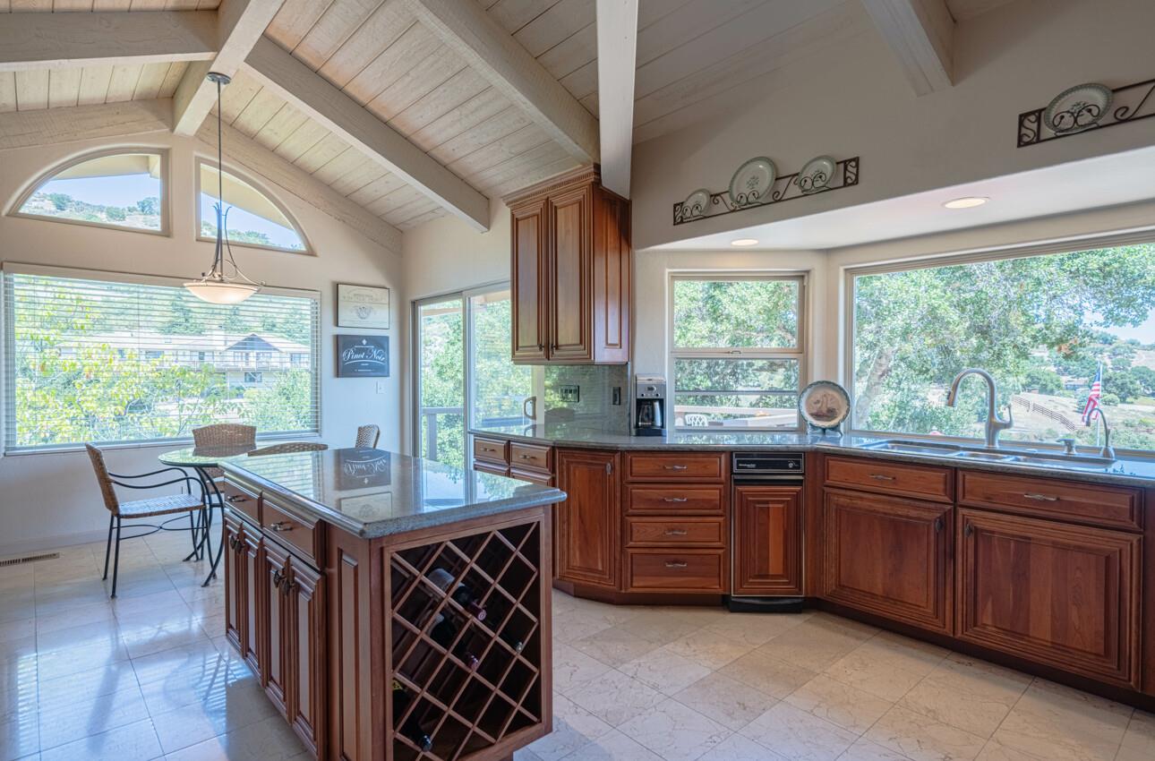 Detail Gallery Image 28 of 81 For 15847 Pleasant Valley Ln, Salinas,  CA 93908 - 4 Beds | 3 Baths