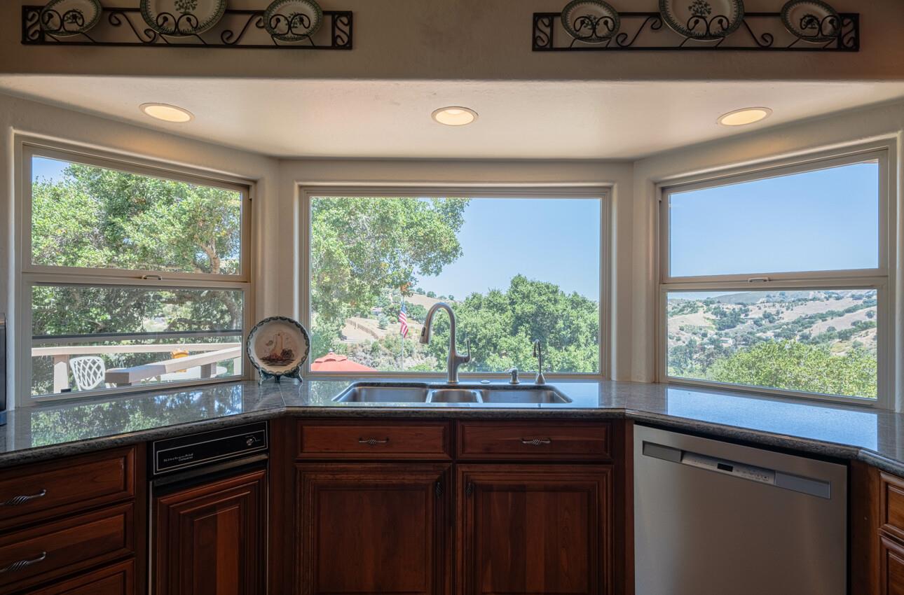 Detail Gallery Image 29 of 81 For 15847 Pleasant Valley Ln, Salinas,  CA 93908 - 4 Beds | 3 Baths