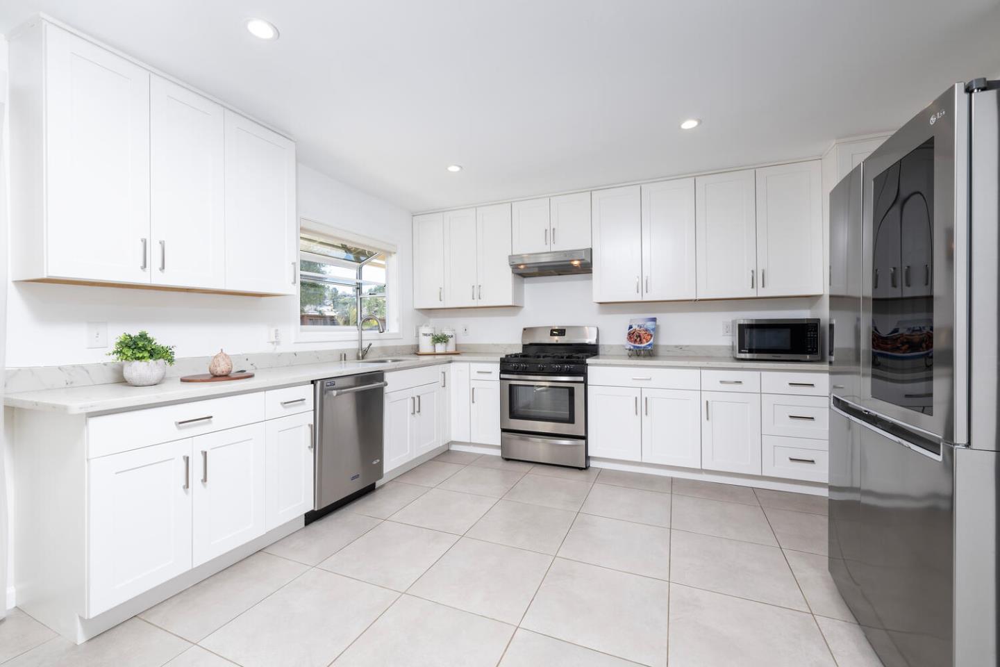 Detail Gallery Image 12 of 39 For 855 Mosswood Ln, Millbrae,  CA 94030 - 3 Beds | 2 Baths