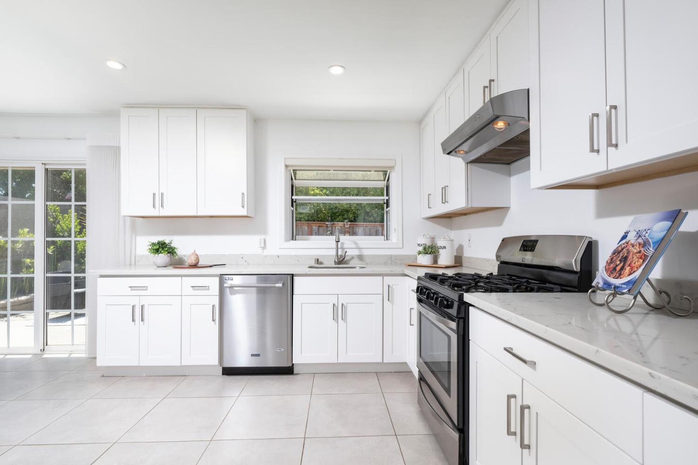 Detail Gallery Image 13 of 39 For 855 Mosswood Ln, Millbrae,  CA 94030 - 3 Beds | 2 Baths