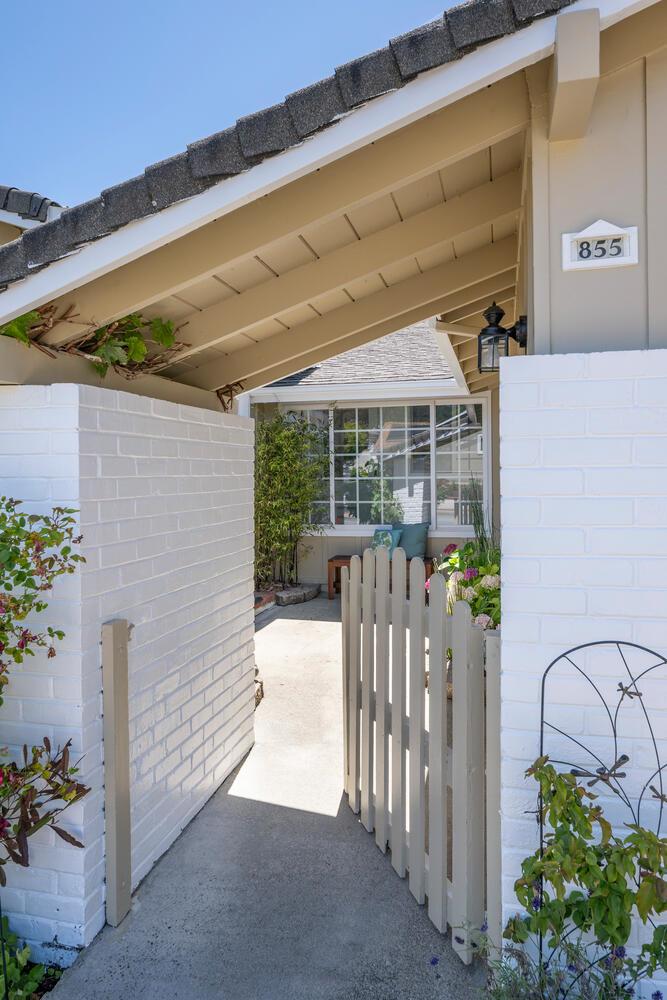 Detail Gallery Image 5 of 39 For 855 Mosswood Ln, Millbrae,  CA 94030 - 3 Beds | 2 Baths