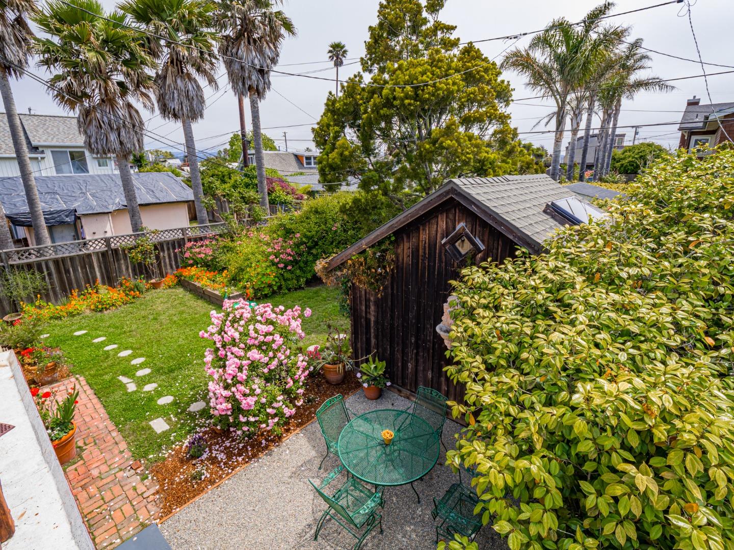 Detail Gallery Image 10 of 41 For 320 35th Ave, Santa Cruz,  CA 95062 - 3 Beds | 2 Baths
