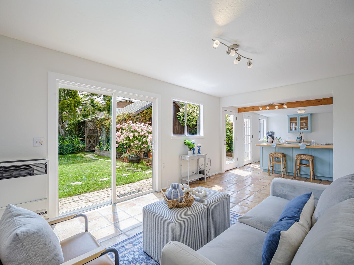 Detail Gallery Image 12 of 41 For 320 35th Ave, Santa Cruz,  CA 95062 - 3 Beds | 2 Baths