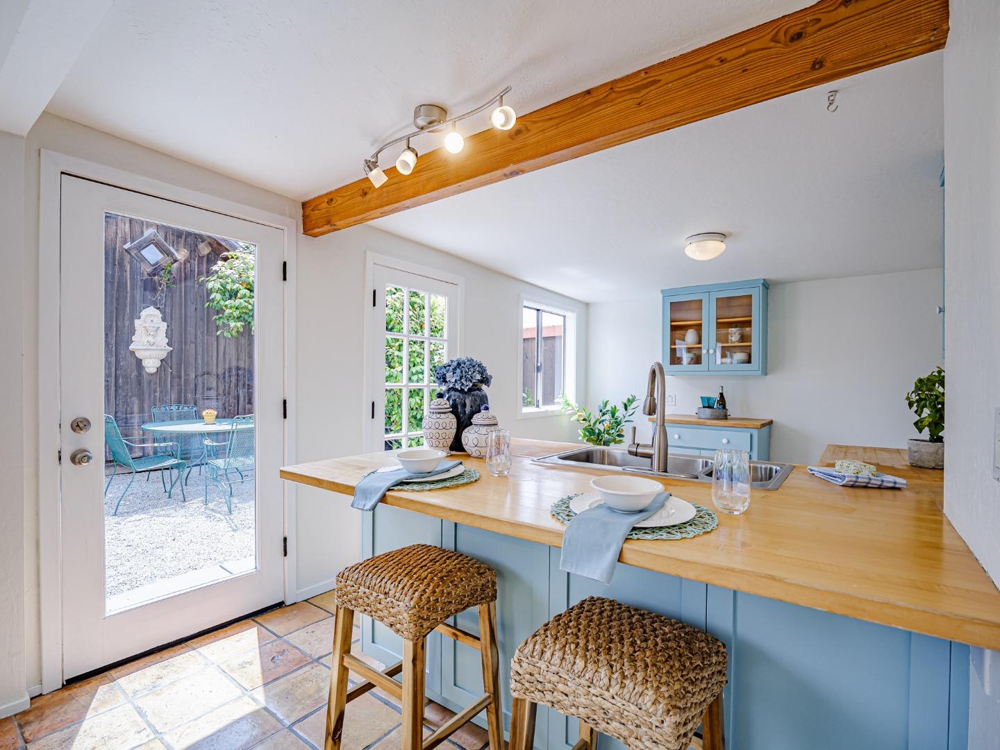 Detail Gallery Image 14 of 41 For 320 35th Ave, Santa Cruz,  CA 95062 - 3 Beds | 2 Baths