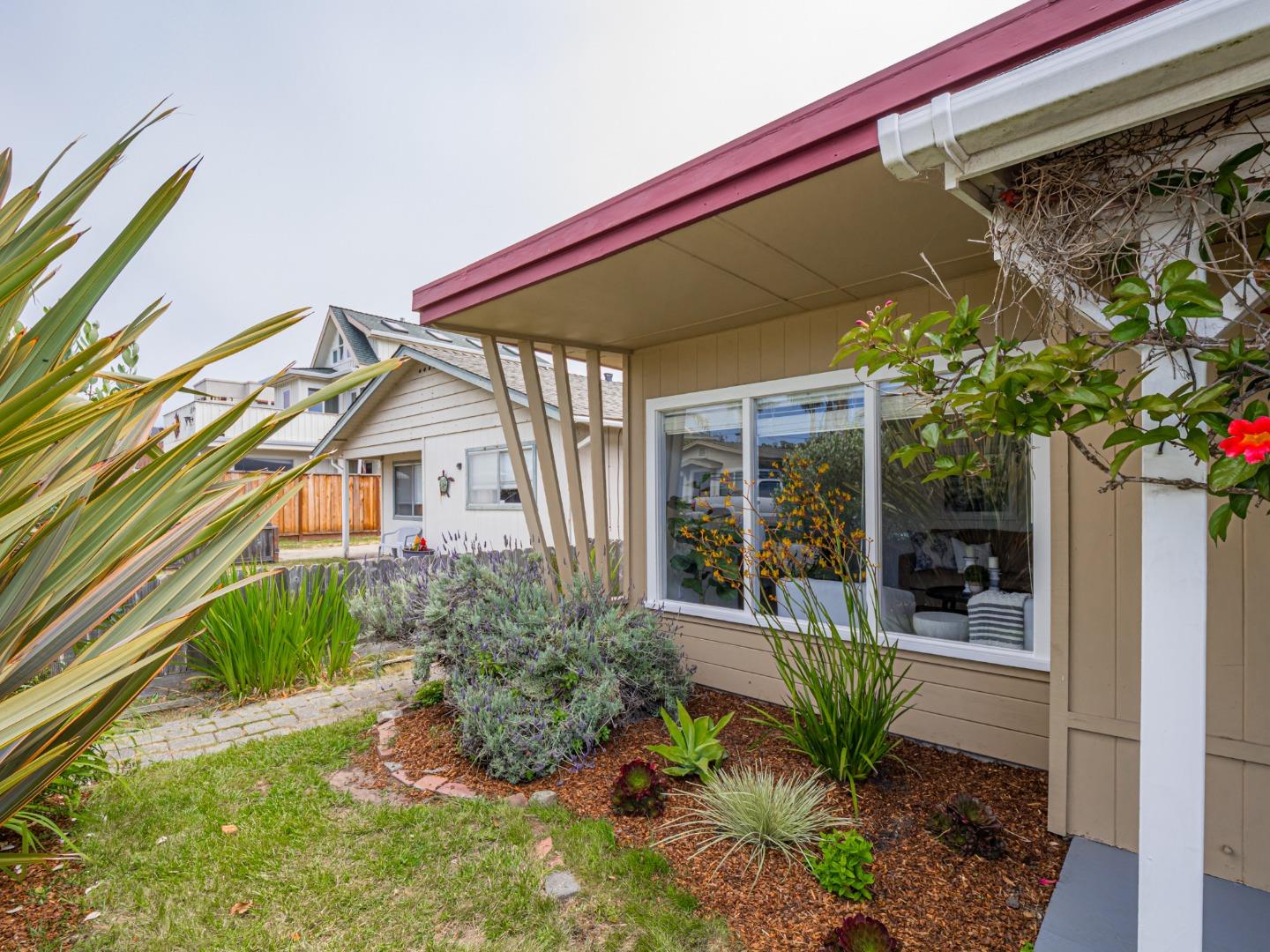 Detail Gallery Image 33 of 41 For 320 35th Ave, Santa Cruz,  CA 95062 - 3 Beds | 2 Baths