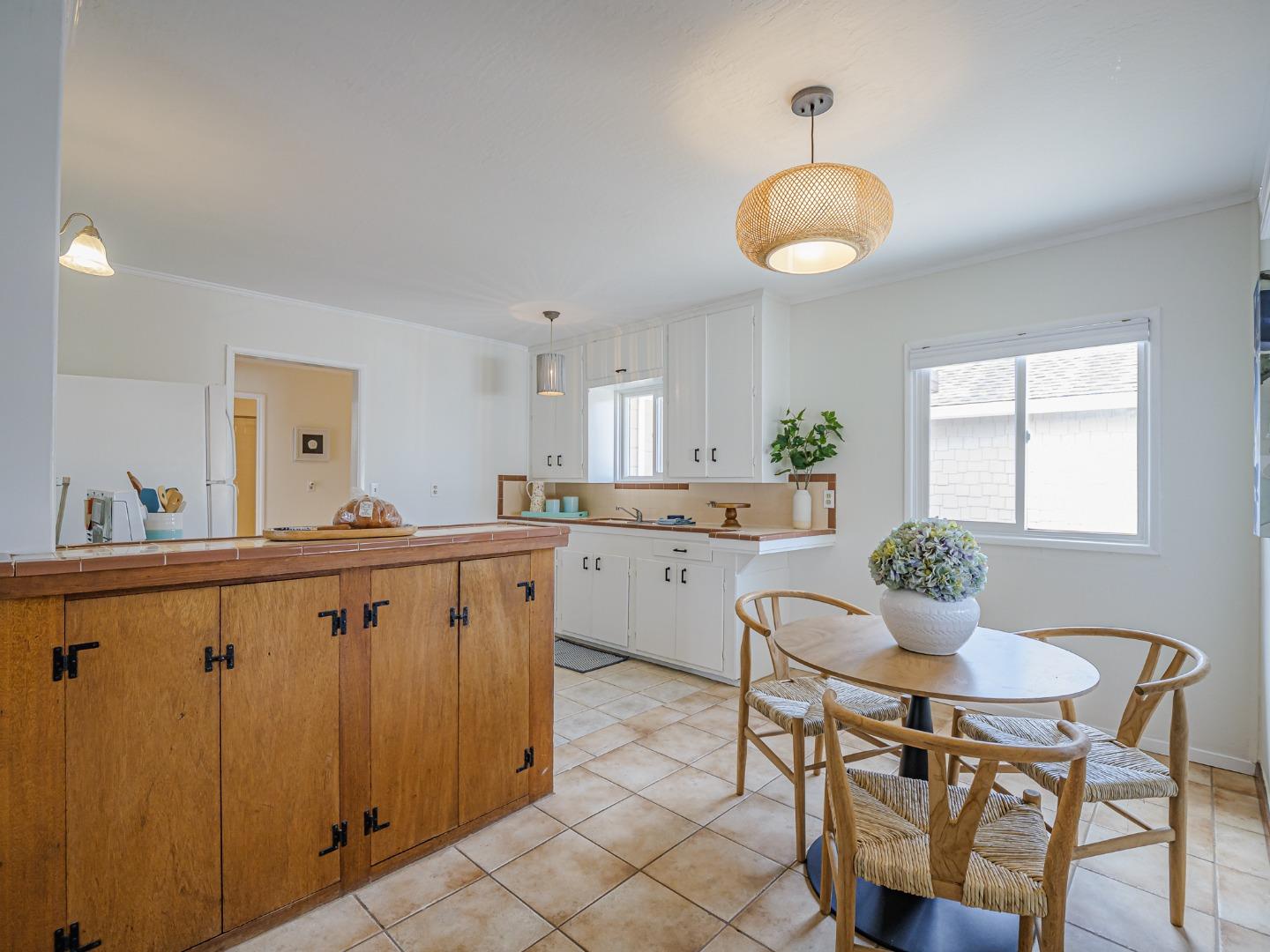 Detail Gallery Image 8 of 41 For 320 35th Ave, Santa Cruz,  CA 95062 - 3 Beds | 2 Baths