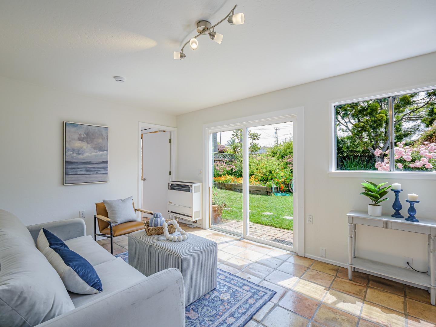 Detail Gallery Image 9 of 41 For 320 35th Ave, Santa Cruz,  CA 95062 - 3 Beds | 2 Baths