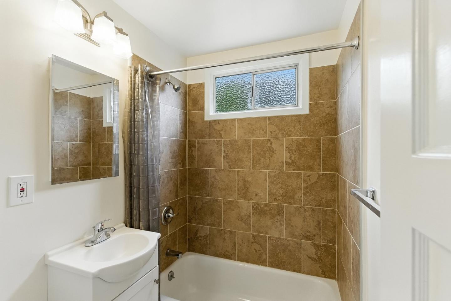 Detail Gallery Image 8 of 23 For 662 Colby St, San Francisco,  CA 94134 - 3 Beds | 2 Baths