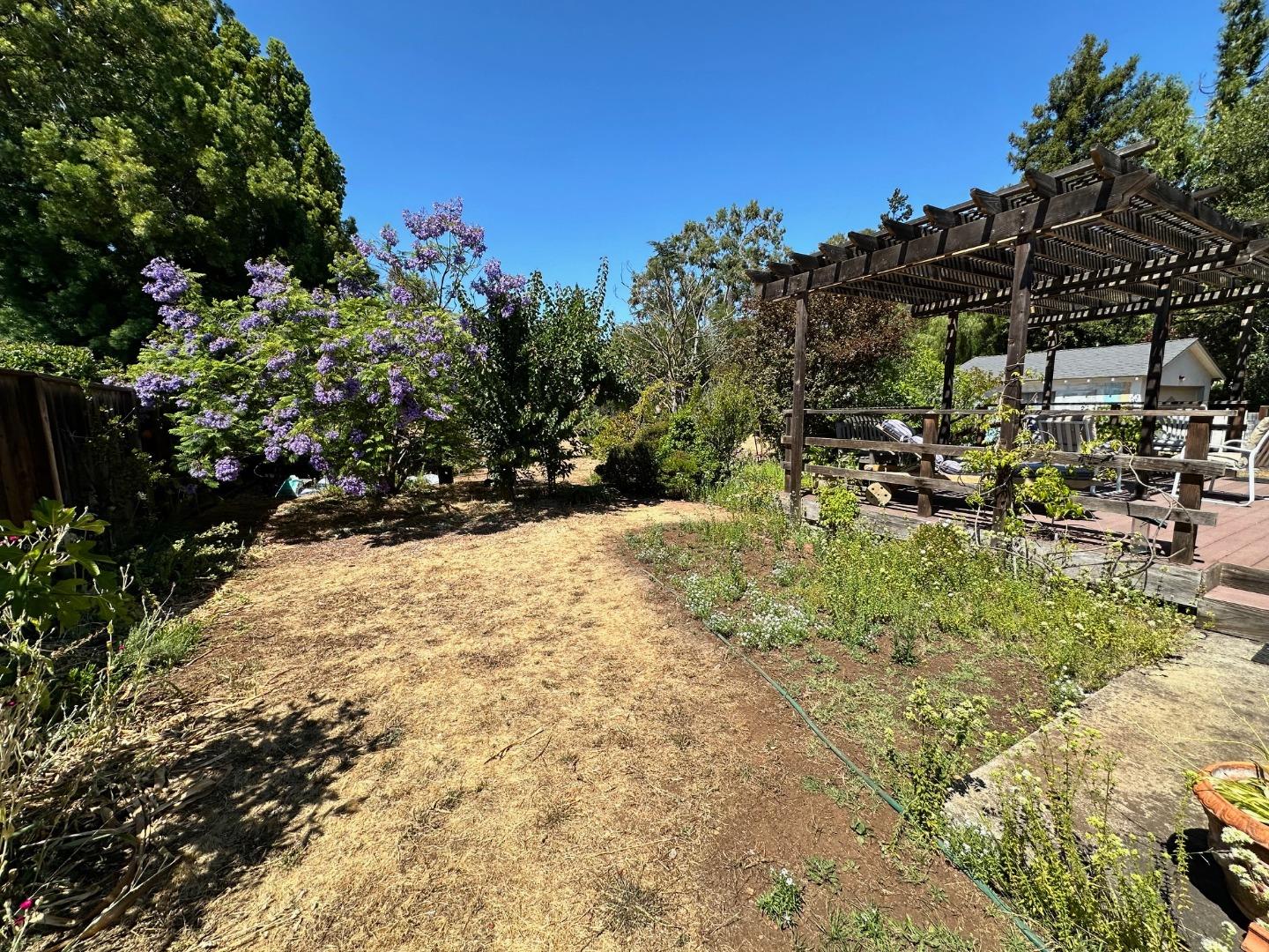 Detail Gallery Image 2 of 15 For 399 Hawthorne Ave, Los Altos,  CA 94022 - 3 Beds | 2/1 Baths