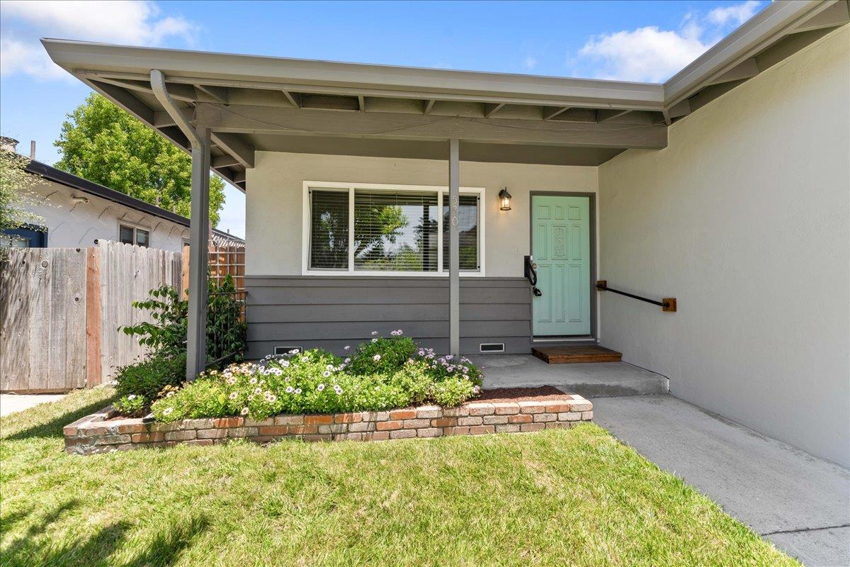 Detail Gallery Image 2 of 15 For 530 Western Dr, Santa Cruz,  CA 95060 - 3 Beds | 2 Baths