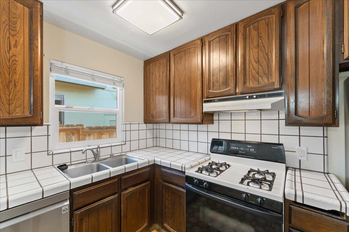 Detail Gallery Image 3 of 15 For 530 Western Dr, Santa Cruz,  CA 95060 - 3 Beds | 2 Baths