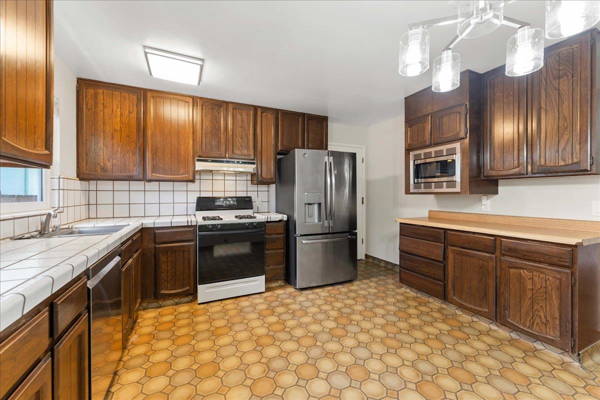 Detail Gallery Image 4 of 15 For 530 Western Dr, Santa Cruz,  CA 95060 - 3 Beds | 2 Baths