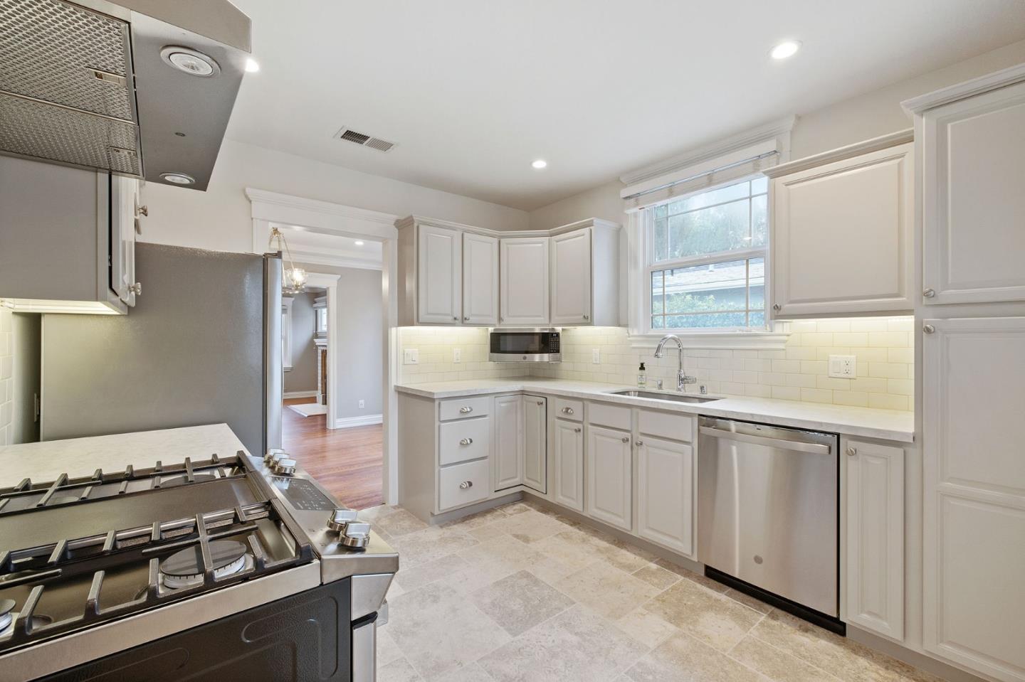 Detail Gallery Image 17 of 39 For 711 Laurel Ave a,  Burlingame,  CA 94010 - 2 Beds | 2 Baths