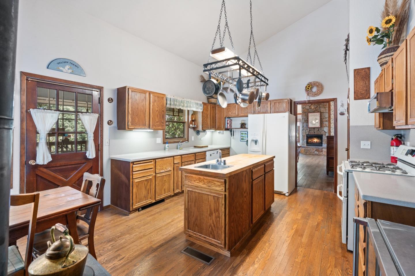 Detail Gallery Image 7 of 18 For 24905 Skyland Rd, Los Gatos,  CA 95033 - 3 Beds | 2 Baths