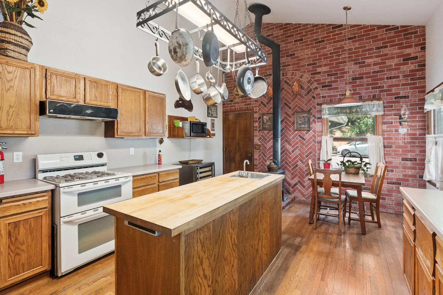 Detail Gallery Image 8 of 18 For 24905 Skyland Rd, Los Gatos,  CA 95033 - 3 Beds | 2 Baths