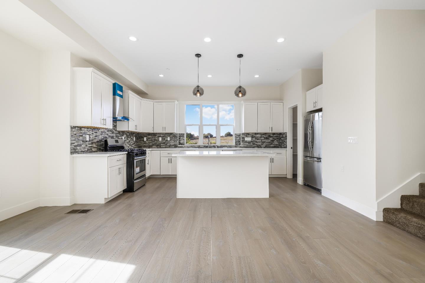 Detail Gallery Image 13 of 87 For 401 San Luis Ave, Watsonville,  CA 95076 - 3 Beds | 3/1 Baths