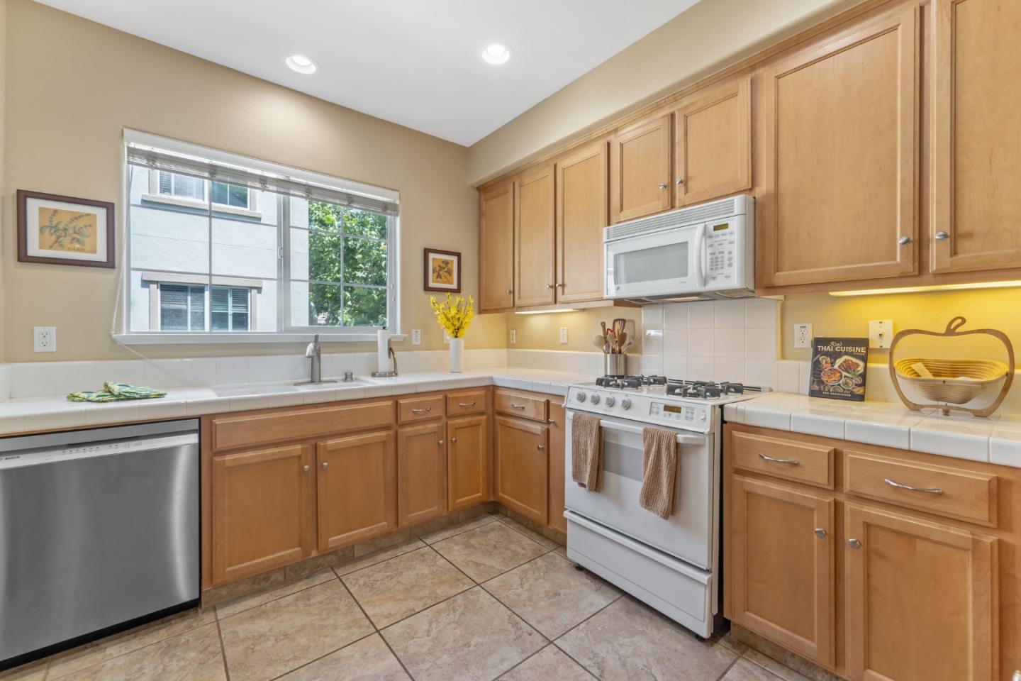 Detail Gallery Image 17 of 38 For 850 Foxworthy Ave, San Jose,  CA 95125 - 4 Beds | 3 Baths