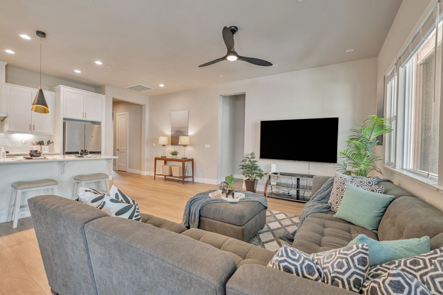 Detail Gallery Image 8 of 47 For 2408 Dilip Dr, Manteca,  CA 95337 - 3 Beds | 2 Baths