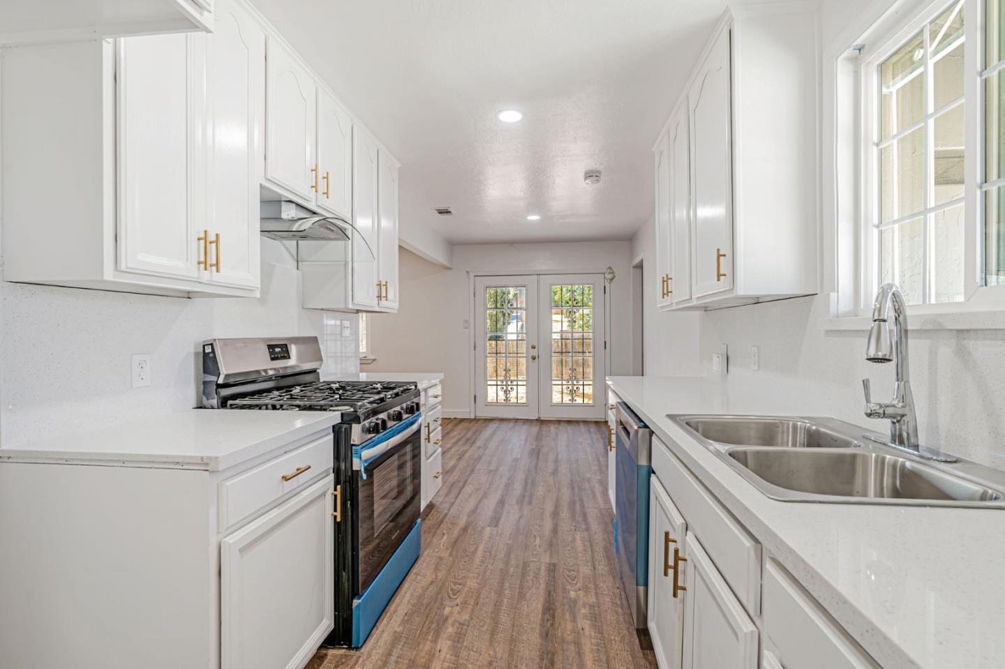 Detail Gallery Image 3 of 38 For 2525 Montclair St, Stockton,  CA 95205 - 4 Beds | 2 Baths