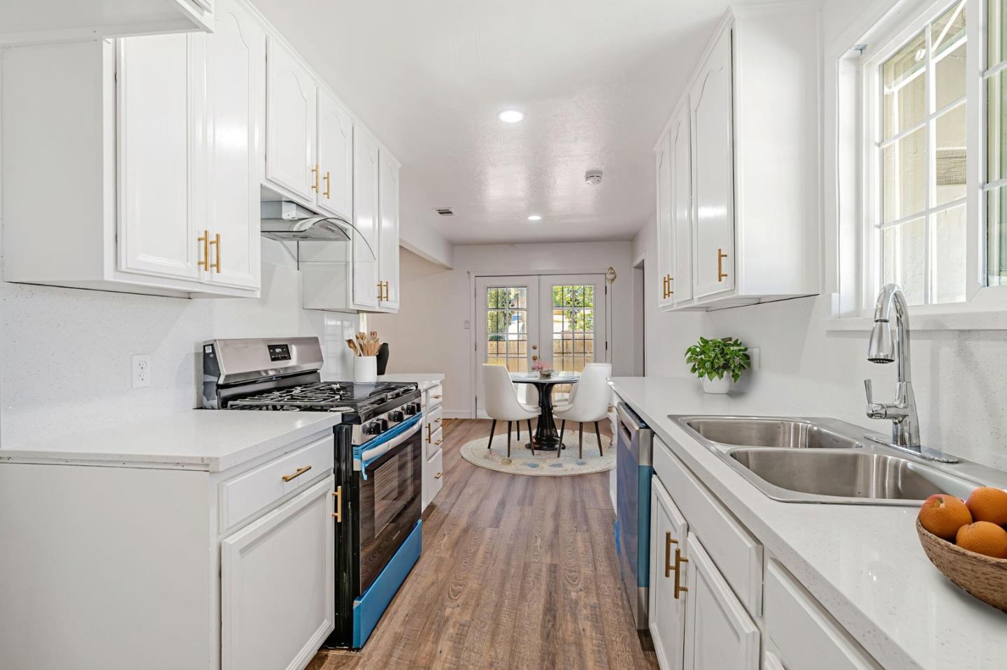 Detail Gallery Image 4 of 38 For 2525 Montclair St, Stockton,  CA 95205 - 4 Beds | 2 Baths