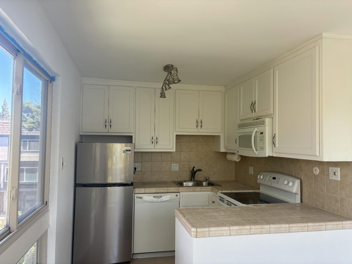 Detail Gallery Image 5 of 19 For 80 El Camino Real #H,  Burlingame,  CA 94010 - 2 Beds | 1 Baths