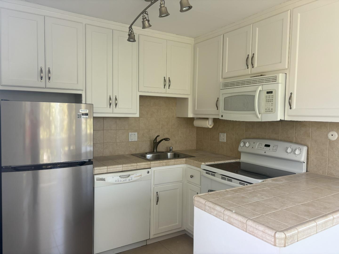 Detail Gallery Image 6 of 19 For 80 El Camino Real #H,  Burlingame,  CA 94010 - 2 Beds | 1 Baths