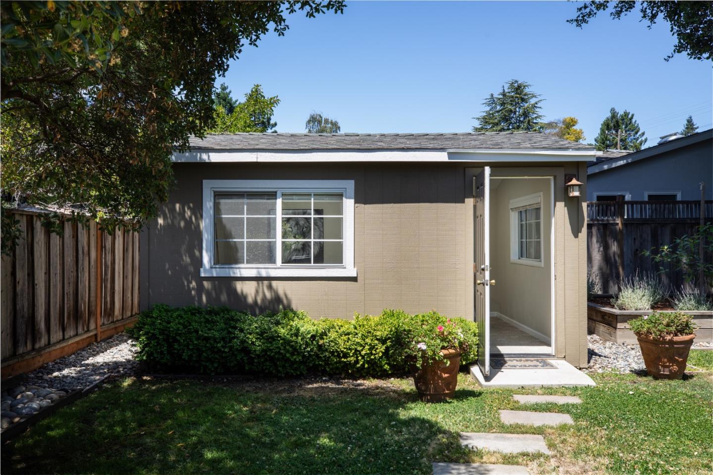 Detail Gallery Image 13 of 17 For 819 Laurel Ave, Menlo Park,  CA 94025 - 3 Beds | 2 Baths