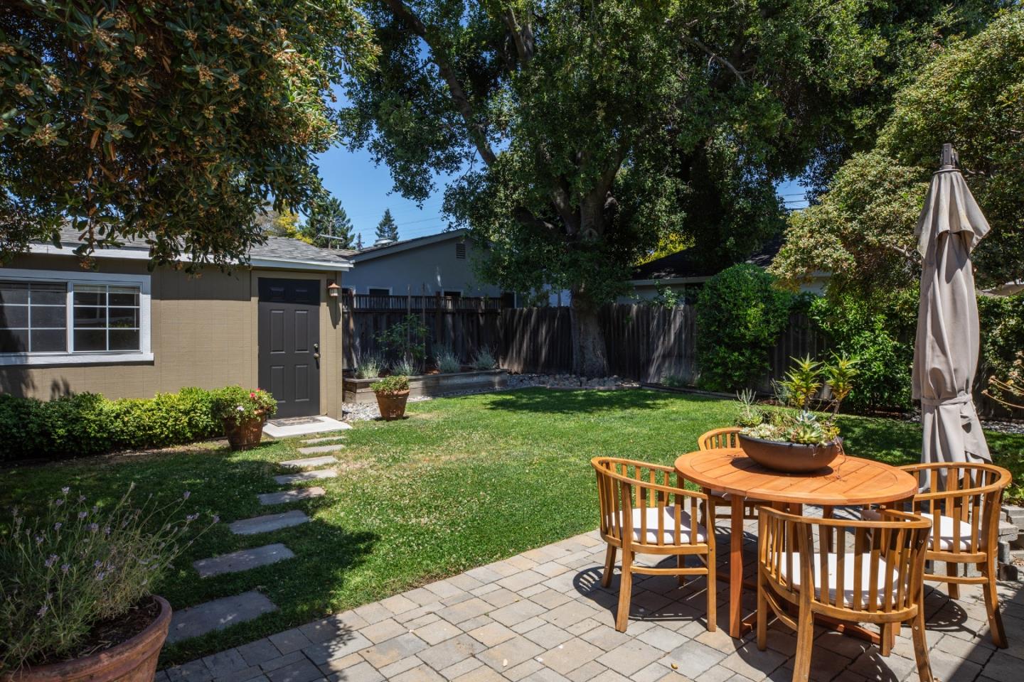 Detail Gallery Image 15 of 17 For 819 Laurel Ave, Menlo Park,  CA 94025 - 3 Beds | 2 Baths