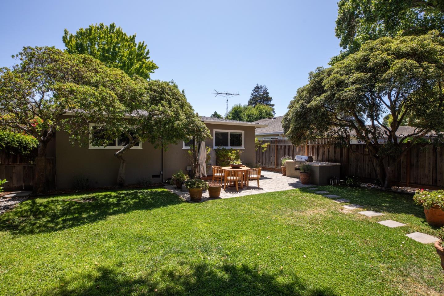 Detail Gallery Image 16 of 17 For 819 Laurel Ave, Menlo Park,  CA 94025 - 3 Beds | 2 Baths