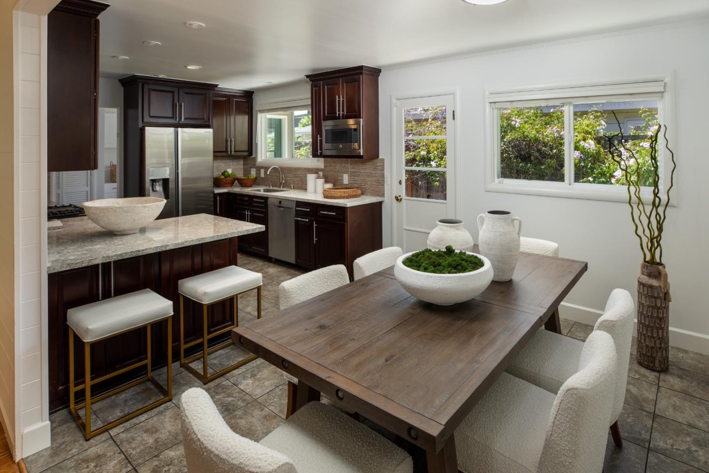 Detail Gallery Image 4 of 17 For 819 Laurel Ave, Menlo Park,  CA 94025 - 3 Beds | 2 Baths