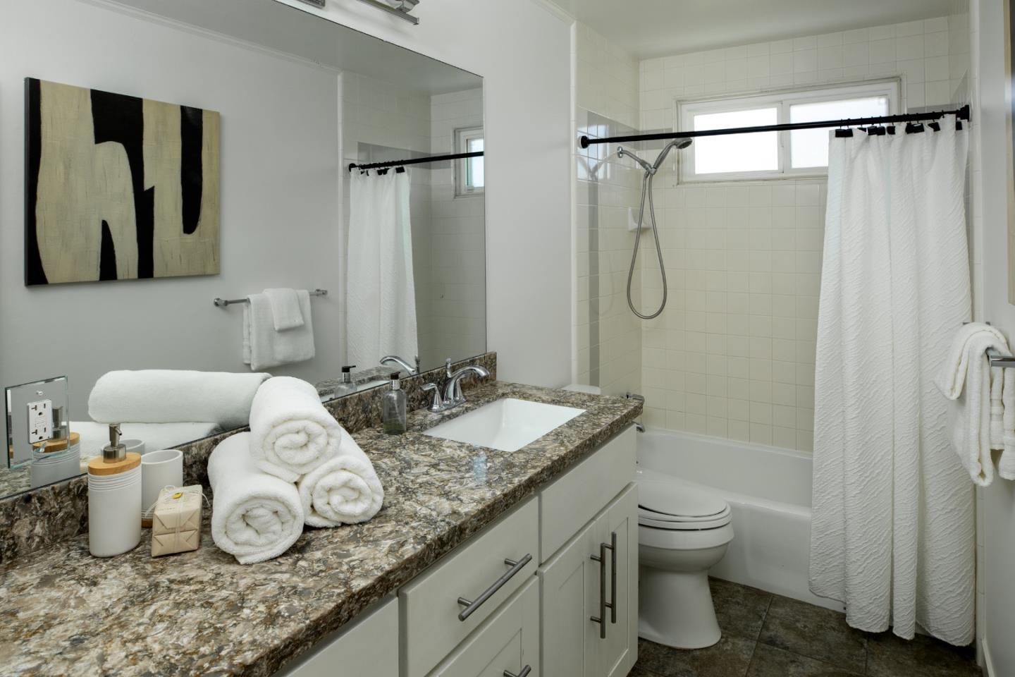 Detail Gallery Image 8 of 17 For 819 Laurel Ave, Menlo Park,  CA 94025 - 3 Beds | 2 Baths