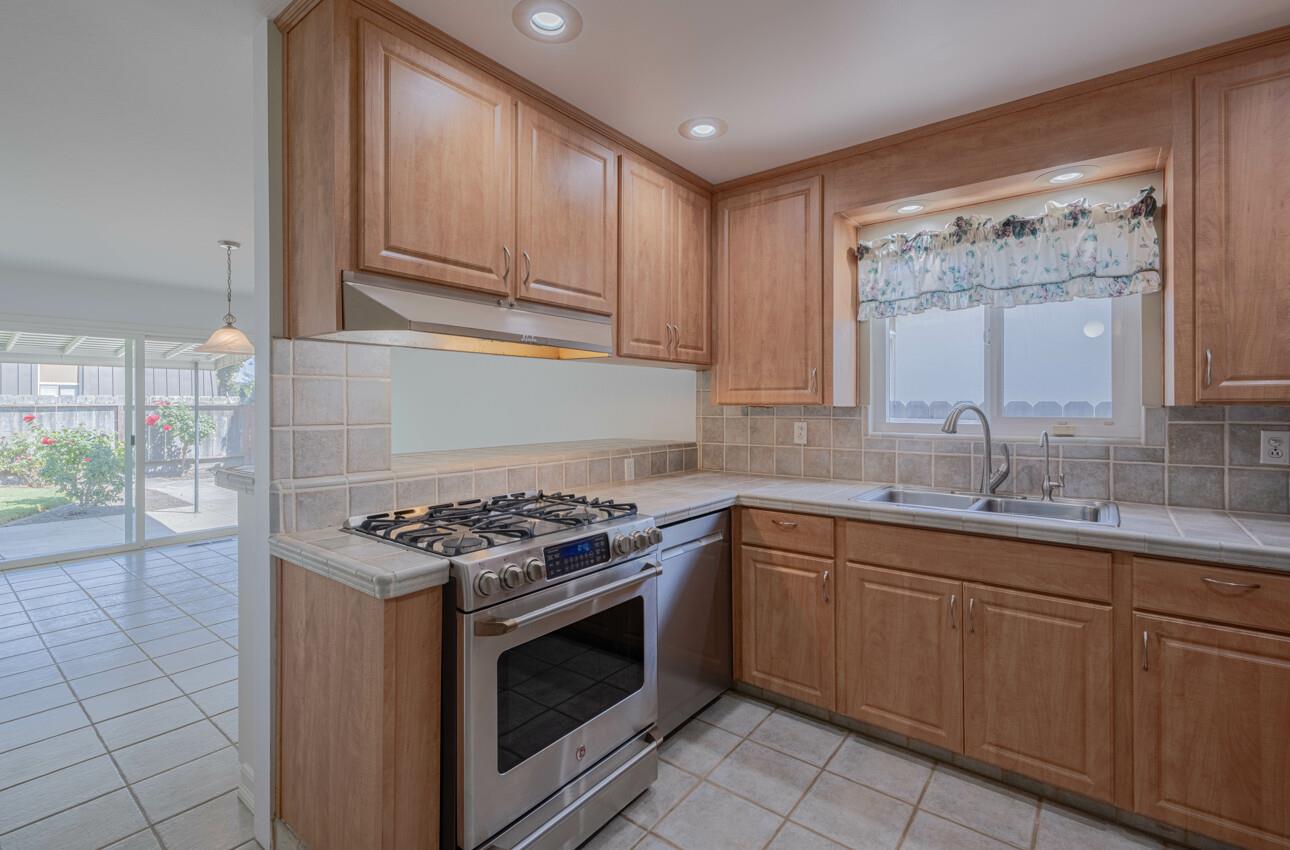Detail Gallery Image 13 of 34 For 1223 Padre Dr, Salinas,  CA 93901 - 3 Beds | 2 Baths