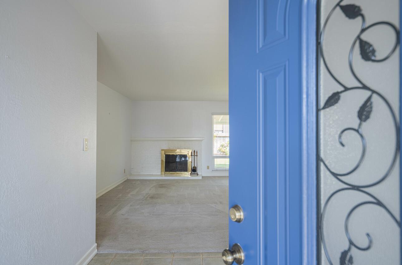 Detail Gallery Image 3 of 34 For 1223 Padre Dr, Salinas,  CA 93901 - 3 Beds | 2 Baths