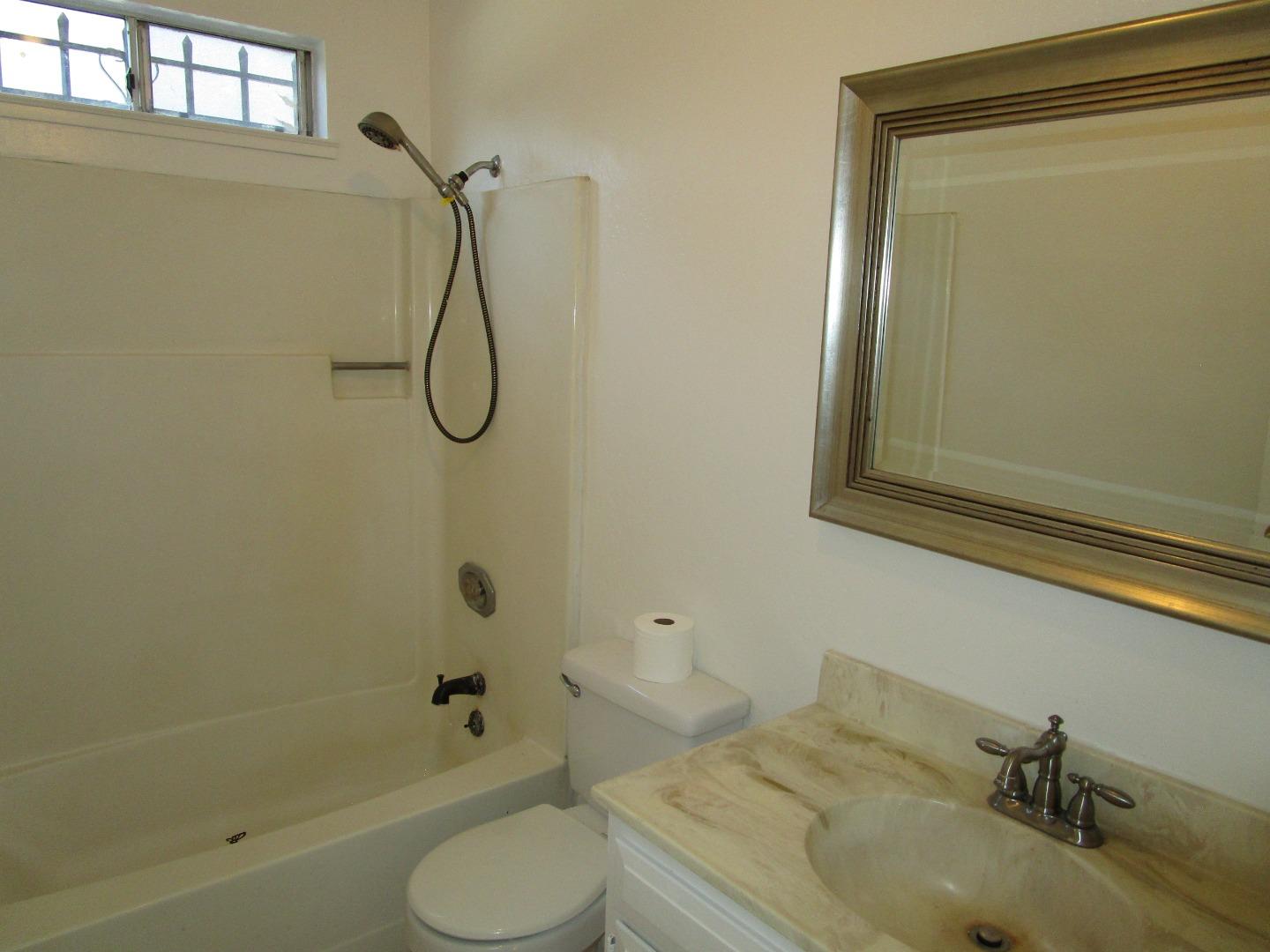 Detail Gallery Image 13 of 18 For 271 Carnoble Dr, Hollister,  CA 95023 - 3 Beds | 2 Baths