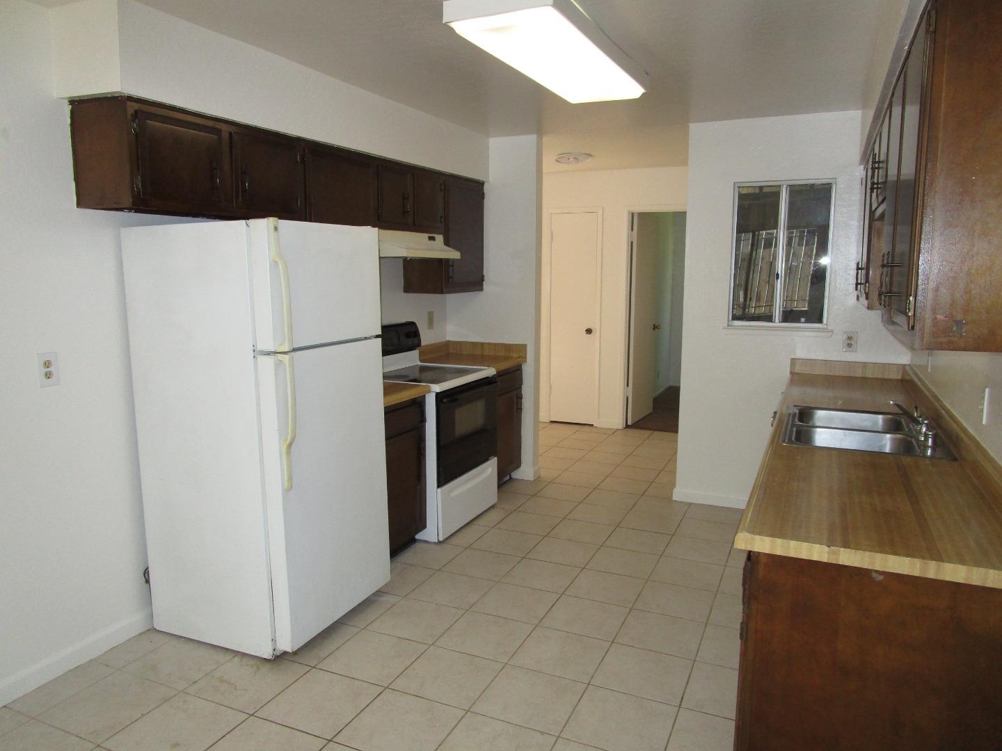 Detail Gallery Image 3 of 18 For 271 Carnoble Dr, Hollister,  CA 95023 - 3 Beds | 2 Baths